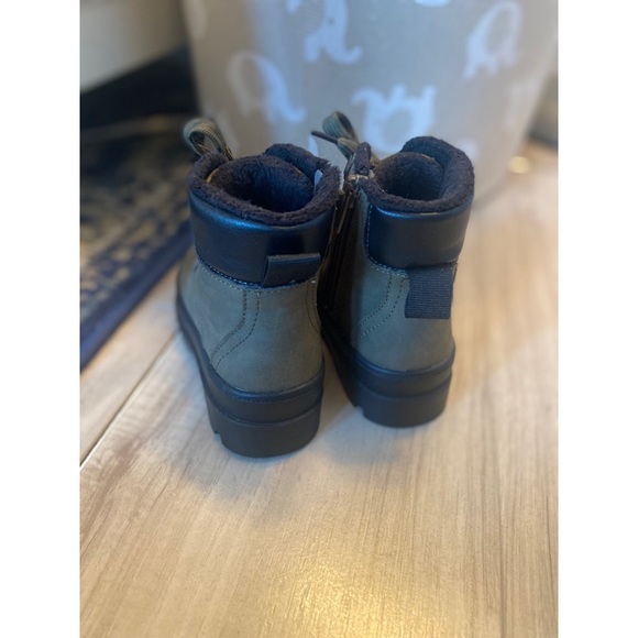 Exploring Essential boots - Picture 4 of 5